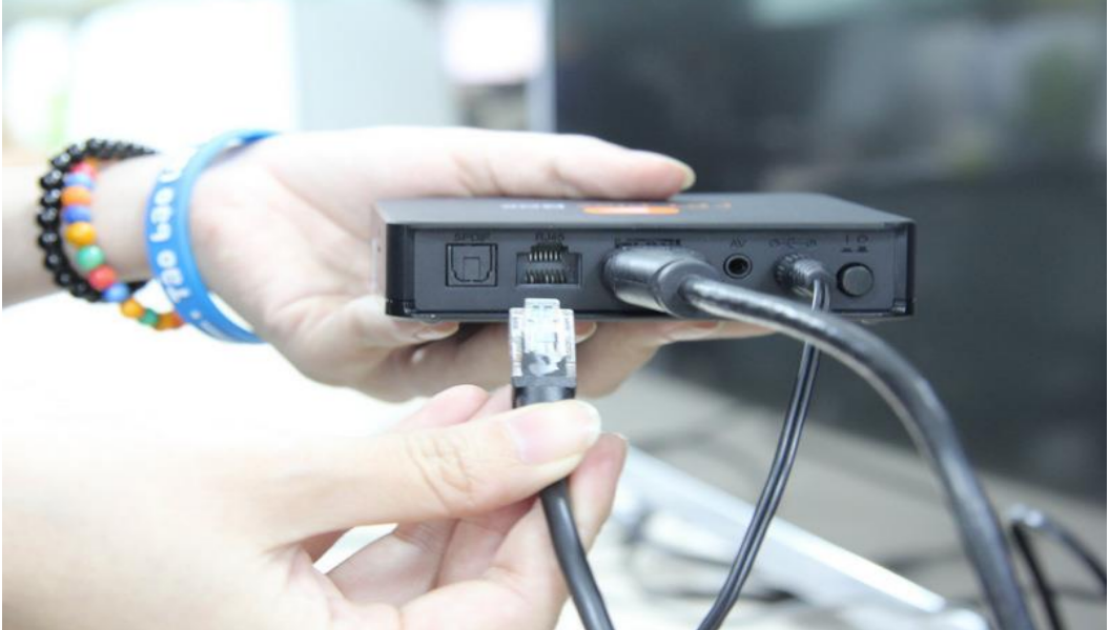 Kết nối cáp Internet cho box qua cổng RJ45