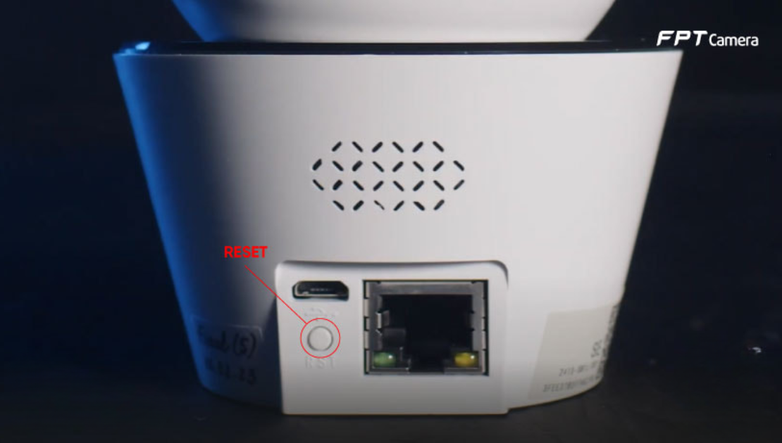 Reset camera bằng nút reset