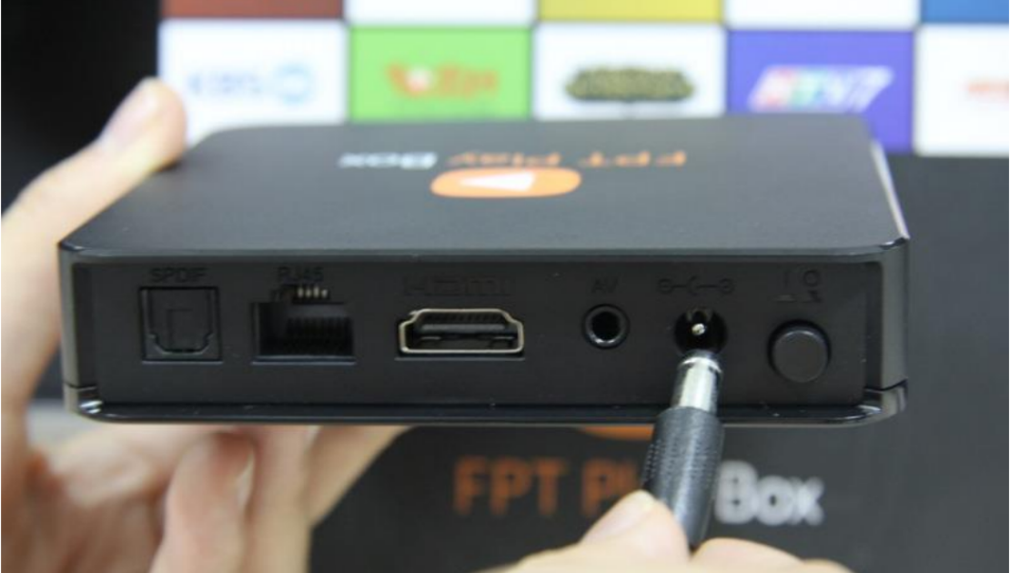 Kết nối FPT Play Box với nguồn điện,